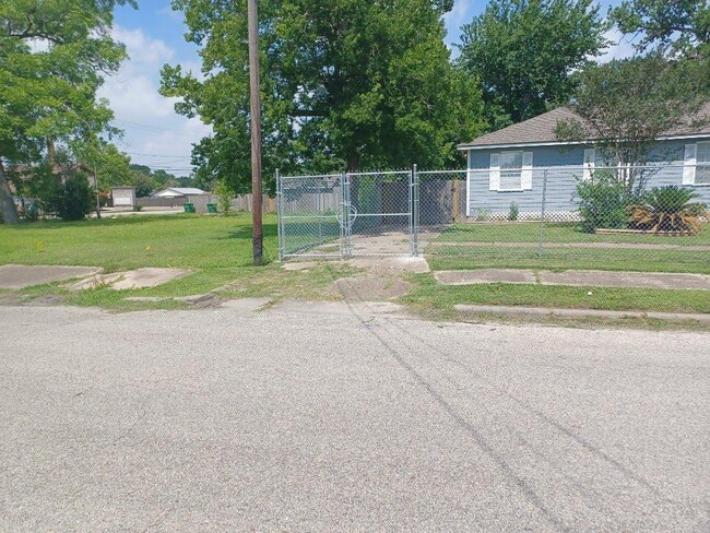 Building Photo - 6824 Eastwood St