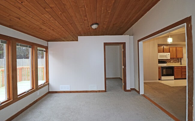 Building Photo - 10360 Plantation Bridge Dr
