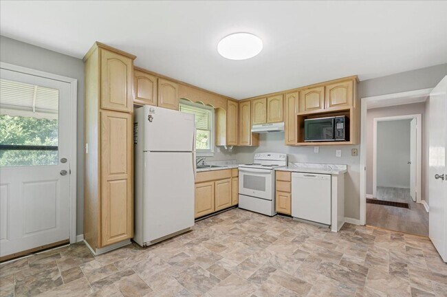 Building Photo - Recently Renovated 2-Bedroom Home – 1.5 Mi...