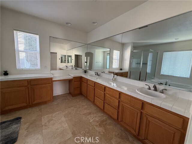 Building Photo - 3 Hollinwood