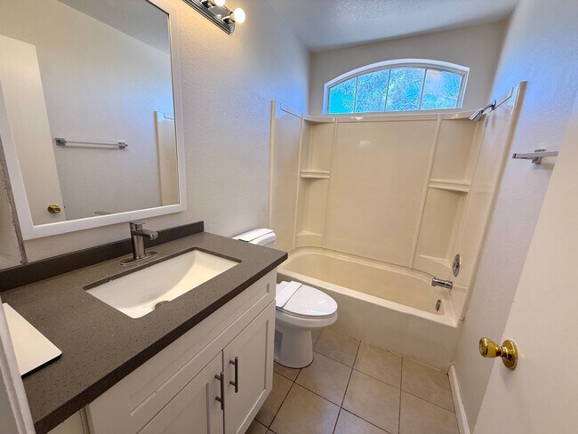 Building Photo - GORGEOUS 3BED/2.5BATH SINGLE FAMILY HOME