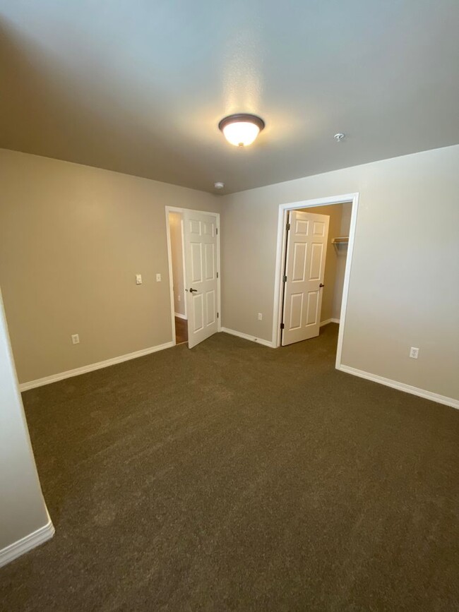 Building Photo - UPPER LEVEL CONDO (RPM#43)