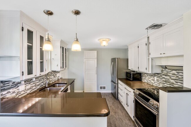 Building Photo - Cape Cod Gem-w/MIL
