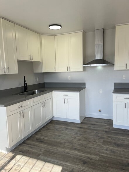 Building Photo - 1334 W 93rd St