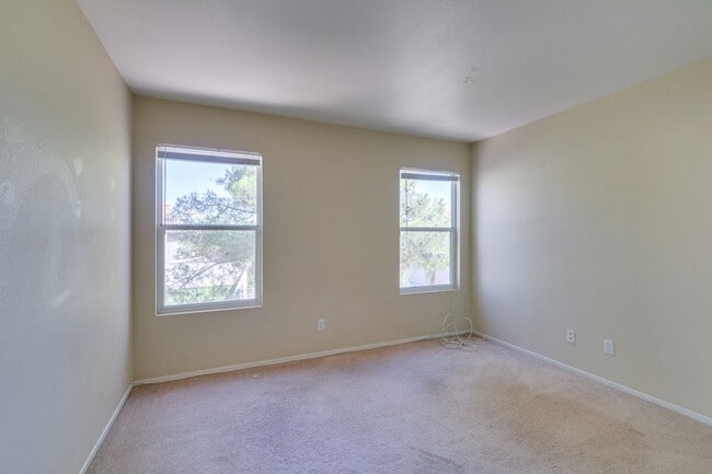 Building Photo - SUMMERLIN, SPACIOUS, 4 BED HOME WHITH A LARGE BACKYARD