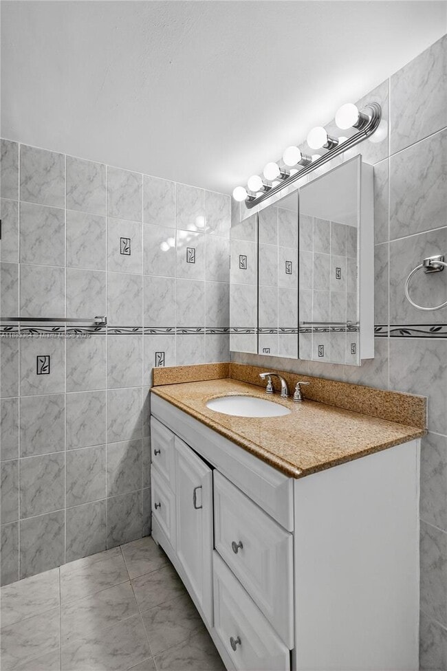 Building Photo - 10000 NW 80th Ct