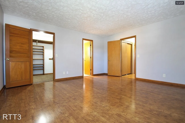 Building Photo - 4 Bedroom / 3 Bath Home off of 72nd and Gr...