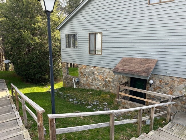 Building Photo - Cute Studio, Big Porch, Great Location!