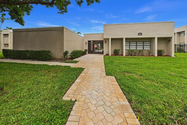 Building Photo - 8511 Old Country Manor