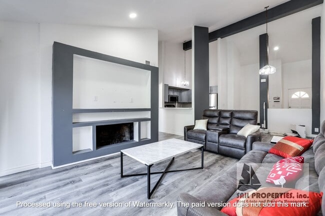 Building Photo - Stylish 3-Bedroom Condo in Gated Torrance ...