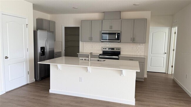 Building Photo - 2046 Walnut Crk Dr