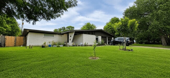 Building Photo - 1139 Mainland Dr
