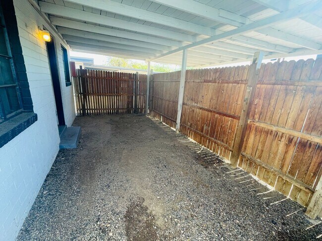 Building Photo - Two Bedroom w/ A/C, Yard and Carport - 500...