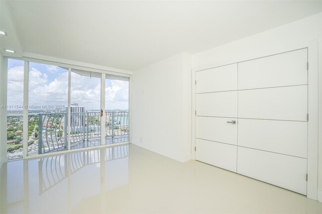 Building Photo - 7601 E Treasure Dr