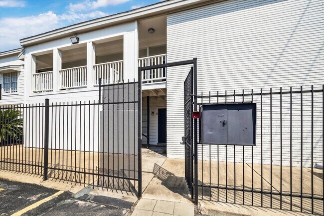 Building Photo - 1011 W 10th St