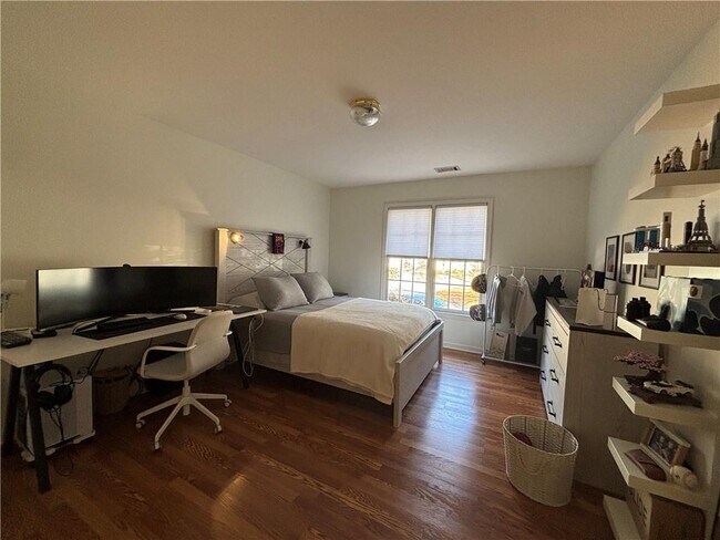 Building Photo - 1120 Landings Overlook