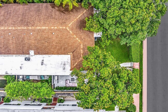 Building Photo - 1002 10th St