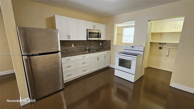 Building Photo - 1840 Fern Rd