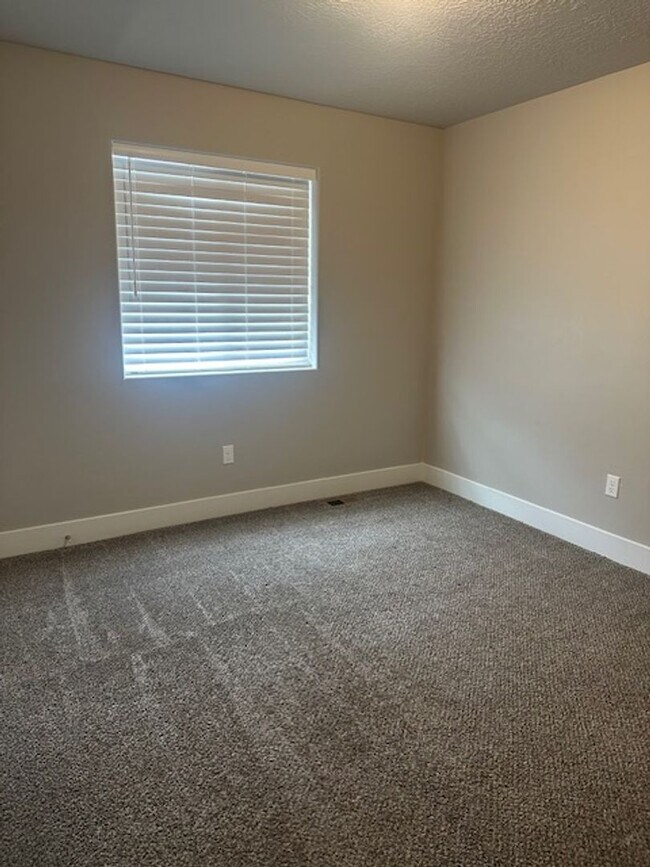 Building Photo - Amazing 3 bed, 2.5 bath with 2 car garage townhome!