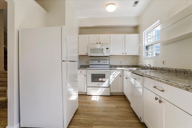 Building Photo - 1310 Hampshire Dr