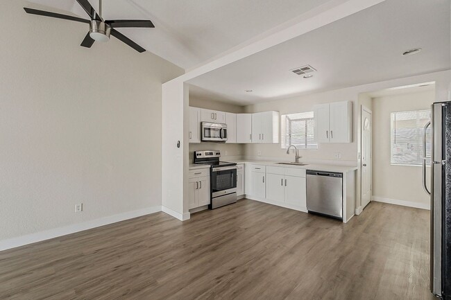 Building Photo - Remodeled 2bed/2ba Townhome - Ask about our Move-in Specials