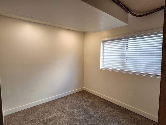 Building Photo - 4 Bd  2.5 Bath Home in West Jordan