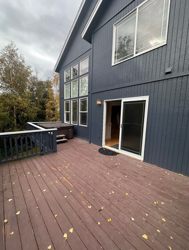Building Photo - Stunning 3 level home with beautiful views
