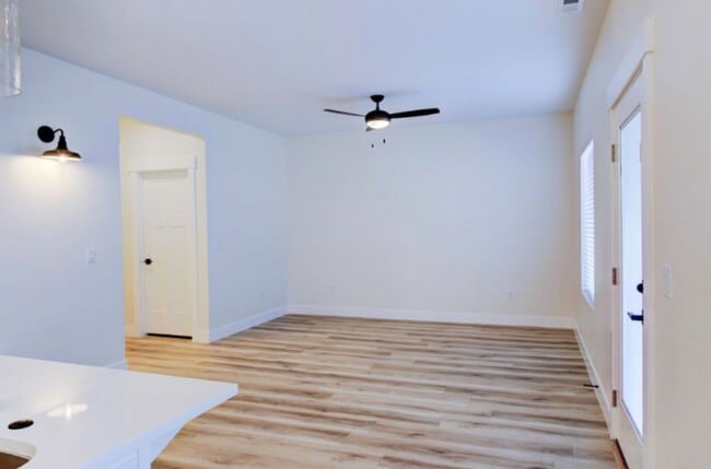 Building Photo - Cross Hollow Home