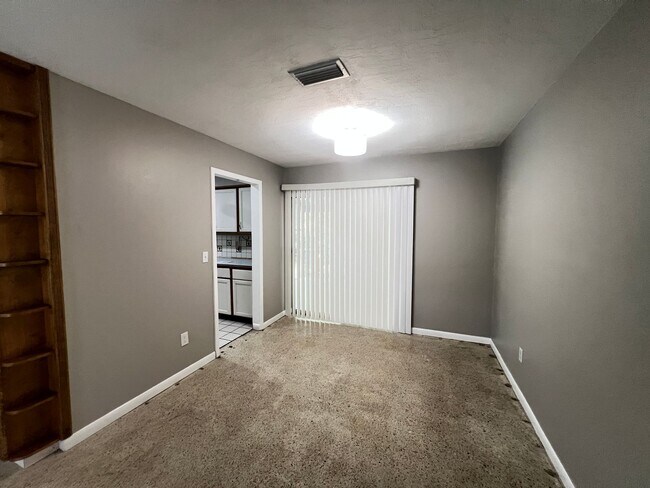 Building Photo - Charming Deltona Lakes Home!