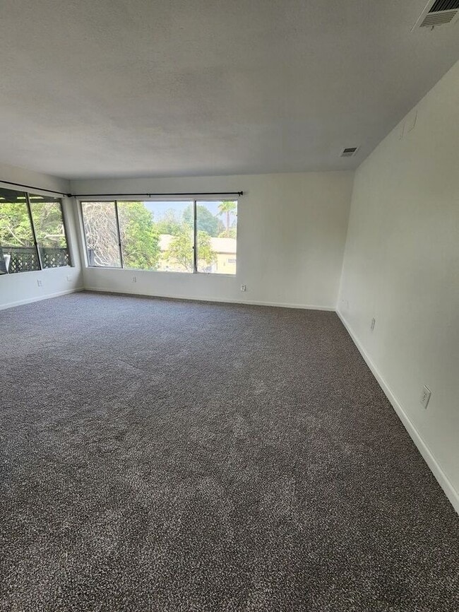Building Photo - SPACIOUS 3BR / 2BA unit with Covered Parki...
