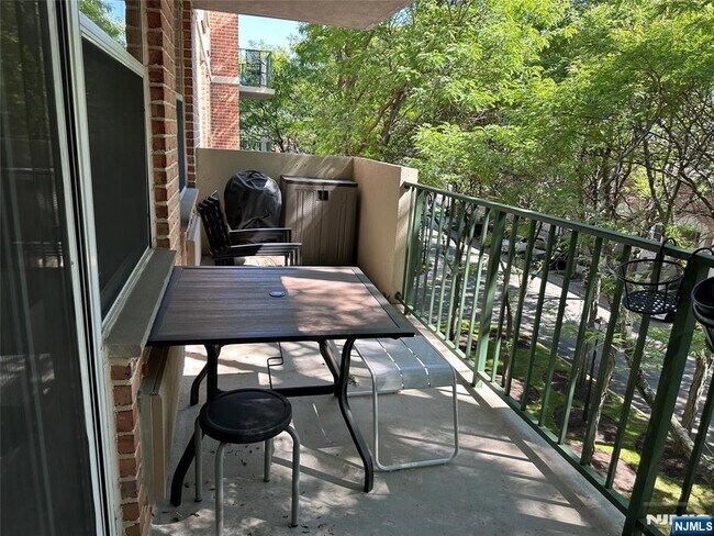 Building Photo - 200 Grand Cove Way