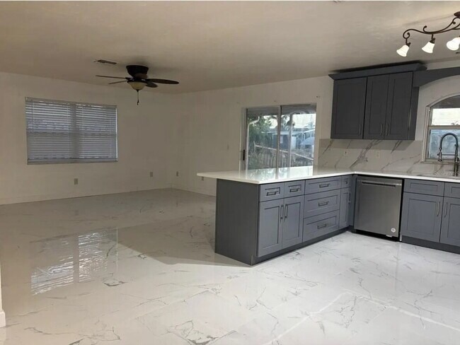 Building Photo - "Charming 3-Bed, 2-Bath Home in Bradenton Oasis – Your Perfect Florida Retreat!"