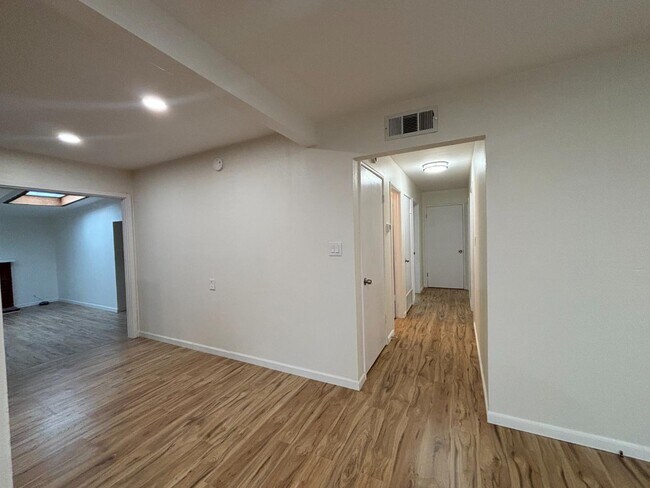 Building Photo - 606 E Colorado St