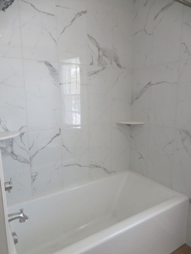 Building Photo - Colonial Heights