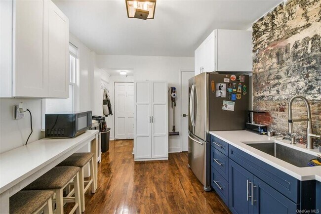 Building Photo - 1 Bayview Ave