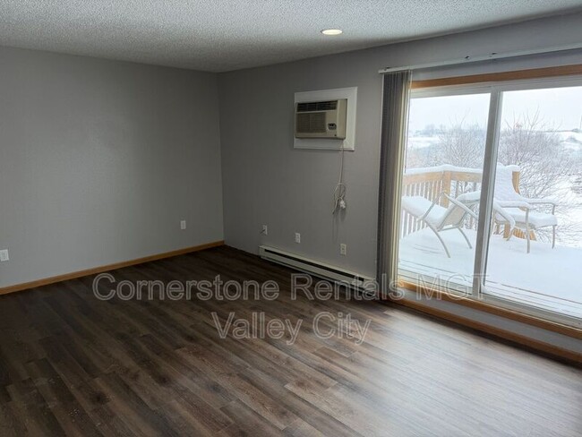 Building Photo - 912 9th Ave SE