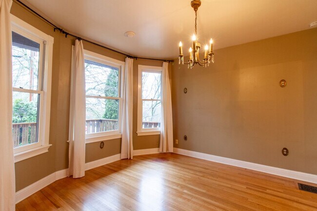 Building Photo - Gorgeous 3 Bedroom House with Bonus Room, ...