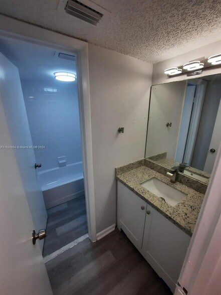 Building Photo - 1400 Jefferson Dr