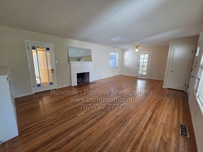 Building Photo - Charming home near Montgomery Village~  2bd/1ba, plus large bonus room~ 1397 sq ft home