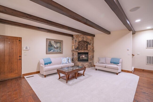 Building Photo - 340 Le Grande Cir