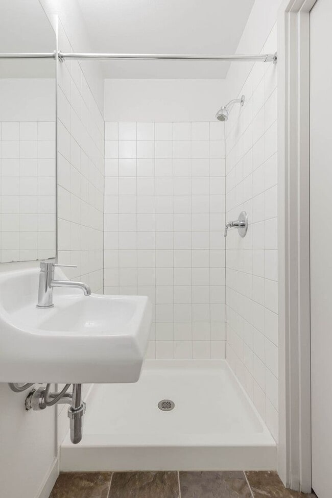 Building Photo - Lovely 3 Bedroom Townhome - Attached Garage