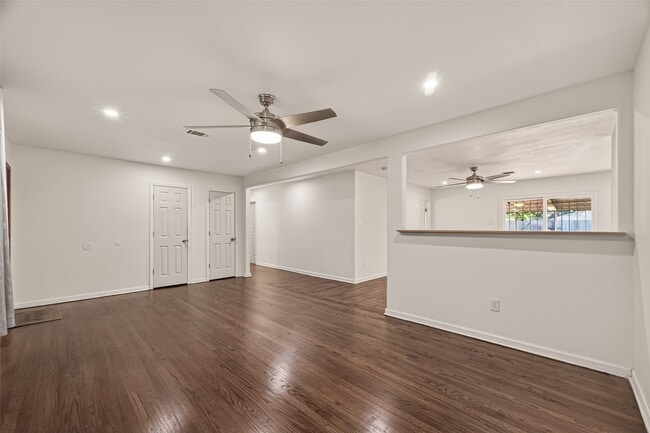 Building Photo - 8726 Glenloch Dr