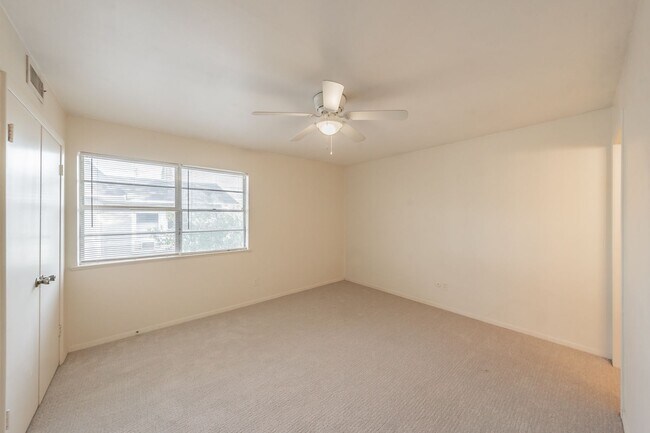Building Photo - Updated Two Bedroom and One and Half Bathr...