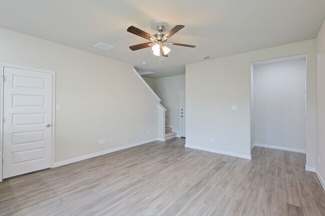 Building Photo - Modern Townhouse in New Braunfels