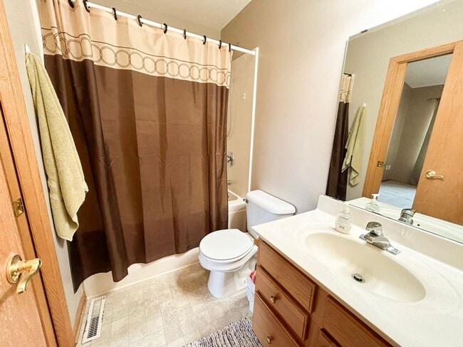 Building Photo - Townhome in Quiet NW Rochester Neighborhood!