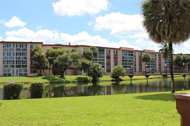 Building Photo - 1080 Del Lago Cir