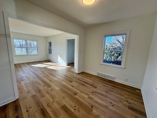 Building Photo - UPDATED 3 bed, 2 1/2 bath in central Lincoln