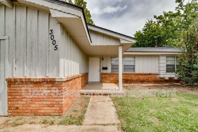 Building Photo - 3005 SW 52nd Pl