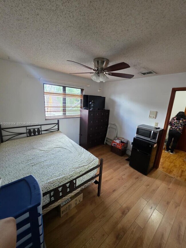 Building Photo - 421 SW 87th Ct