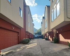 Building Photo - 404 Parker St